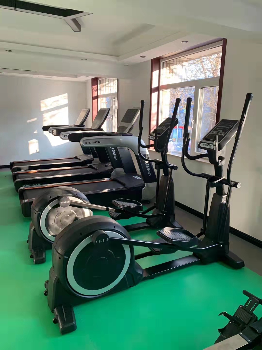 The elliptical machine, also known as the spacewalk machine, is a device that has a good effect on cardiovascular and pulmonary function exercise. It 