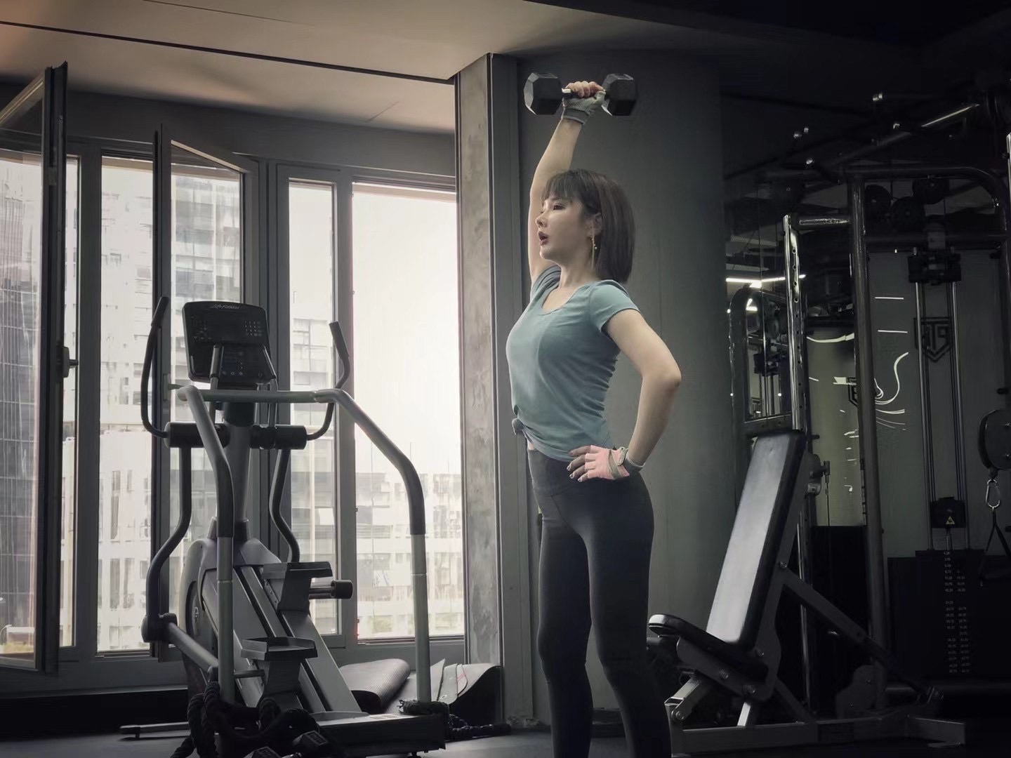 A climbing machine usually refers to a fitness equipment that simulates mountaineering activities