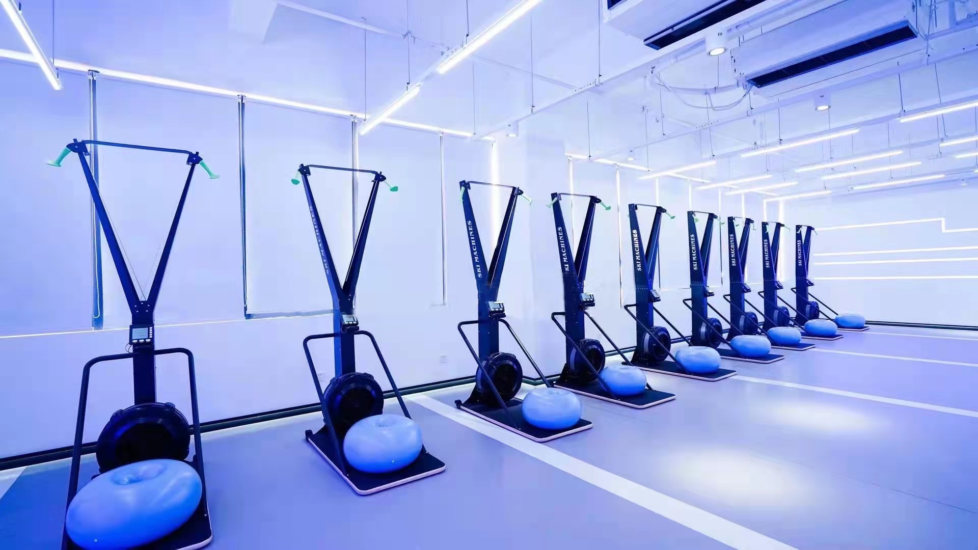 Wind resistance ski machine is a fitness equipment that simulates skiing, mainly used for indoor skiing training