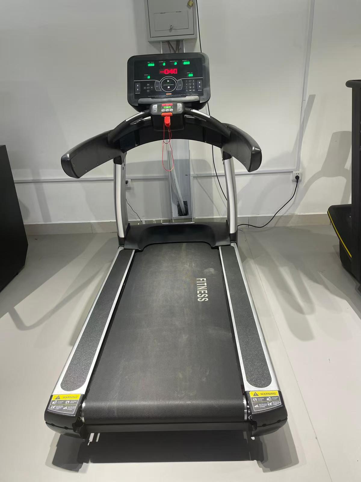 COMMERCIAL TREADMILL  GYM/FITNESS EQUIPMENT