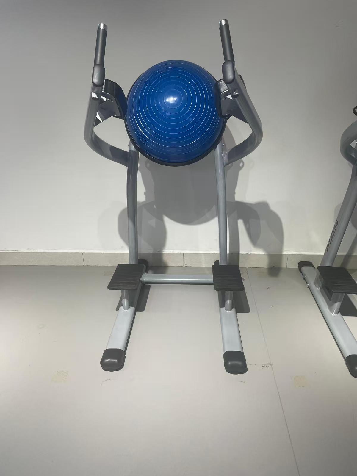 CURLING KNEE LIFTING STAND: Develops balance and coordination through dynamic knee lifts